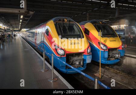 Meridian-Züge der Baureihe 222 in der Intercity-Lackierung der East Midlands Railway warten am Bahnhof St. Pancras International, London, England. Stockfoto