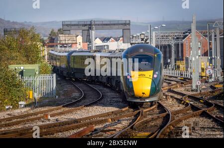 Azuma Personenzug in GWR Lackierung verlassen Swansea Bahnhof, Wales. Stockfoto