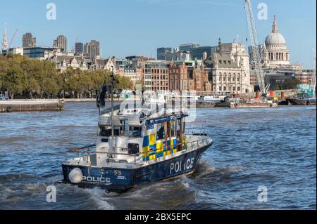 Metropolitan Police Boot patrouillieren die Themse, London, England. Stockfoto