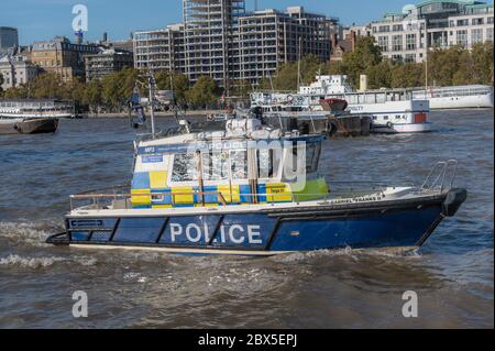 Metropolitan Police Boot patrouillieren die Themse, London, England. Stockfoto