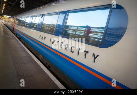 Zugwagen in East Midlands Railway Intercity-Lackierung wartet am St. Pancras International Railway Station, London, England. Stockfoto