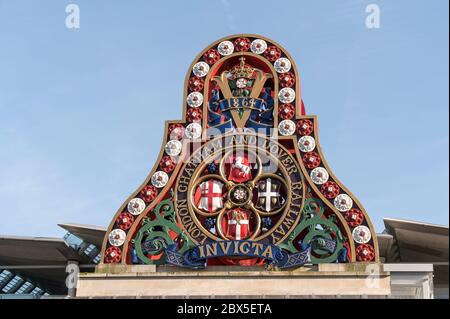 Wunderschön restaurierte Wappen der London Chatham und Dover Railway, außerhalb von London Blackfriars Railway Station, London, England. Stockfoto