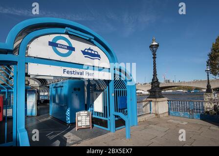 Eintritt zum Festival Pier Bootstop an der Themse, London, England. Stockfoto