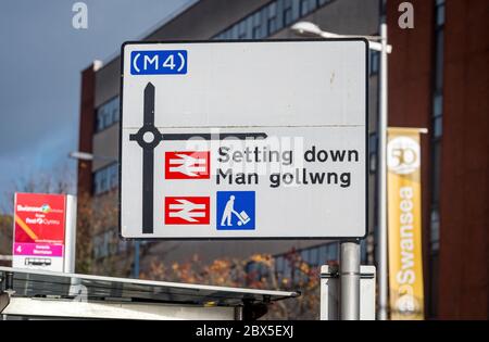 Anmelden Englisch und Walisisch außerhalb Swansea Bahnhof, Wales, Vereinigtes Königreich. Stockfoto