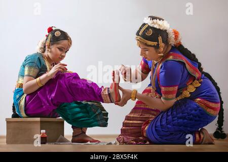 Bharatnatyam Tänzerin Anwendung alta auf ihre Schüler die Füße. Stockfoto