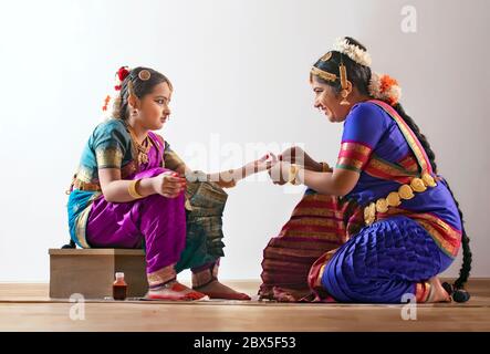 Bharatnatyam Tänzerin Anwendung alta auf die Handflächen ihrer Schüler. Stockfoto