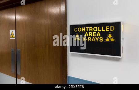 Schild vor einem Röntgenraum in einem britischen Krankenhaus. Stockfoto