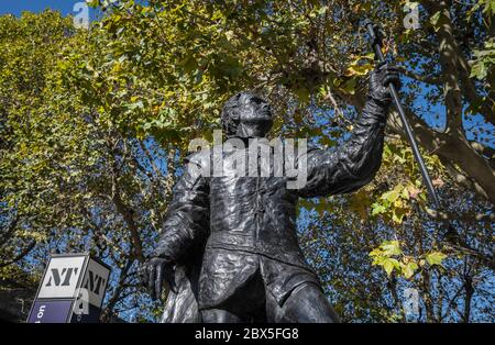 Laurence Olivier Statue vor dem National Theatre auf der South Bank, London, England. Stockfoto