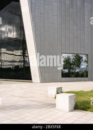 Spiegelungen in den Fenstern des Riverside Museums, entworfen von der Architektin Zaha Hadid, am Ufer des Flusses Clyde, Glasgow, Schottland. Stockfoto