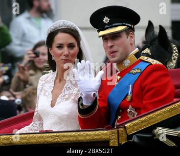 29. April 2011, London, Großbritannien. Königliche Hochzeit. Das frisch verheiratete Paar Prince William und Kate Middleton, der Herzog und die Herzogin von Cambridge winken der Menge in der Parliament Street auf ihrem Weg zum Buckingham Palace zu. Foto von Tony Henshaw Stockfoto