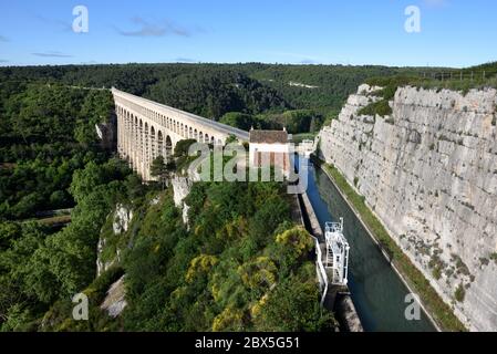 Luftaufnahme des Aquädukts Roquefavor (1841-1847) & Canal de Marseille Überquerung des Arc-Flusses & Tal Ventabren in der Nähe von Aix-en-Provence Provence Provence Frankreich Stockfoto