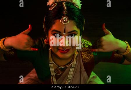 Junge Frau, die eine anmutige Bharatnatyam-Leistung. Stockfoto