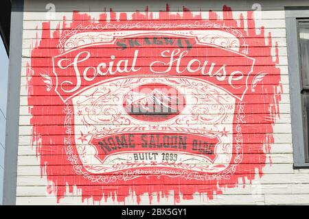 Bemaltes Schild für das Skagway Social House, im Nome Saloon Building, Skagway, Alaska, USA, August 2019. Stockfoto