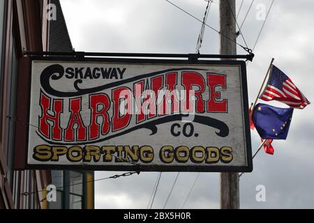 Dieses traditionelle Holzschild im alten Stil, für den Skagway Hardware Store, Skagway, Alaska, USA, August 2019. Stockfoto