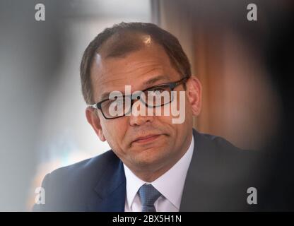 Dresden, Deutschland. Juni 2020. Jeffrey Pötzsch, Geschäftsführer der Sächsischen Dampfschiffahrt (SDS), spricht bei einer Pressekonferenz zur Zukunft des Unternehmens. Am 3. Juni 2020 hatte die Gesellschaft beim Amtsgericht Dresden einen Antrag auf Eröffnung eines Insolvenzverfahrens in eigener Verantwortung gestellt. Quelle: Robert Michael/dpa-Zentralbild/dpa/Alamy Live News Stockfoto