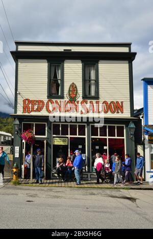 Der berüchtigte Red Onion Saloon, an der Ecke Broadway und 2nd Avenue, Skagway, Alaska, USA, August 2019. Stockfoto