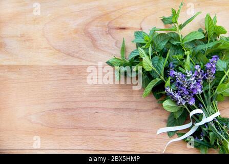 Duftende Gartenkräuter in einem Weidenkorb, Minze, Zitronenmelisse, Lavendel, Oregano, Basilikum, Thymian, Rosmarin Stockfoto