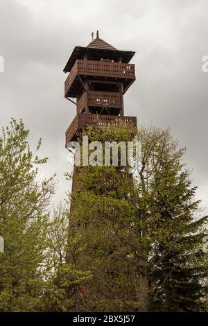 Hölzerner Aussichtsturm auf dem Gipfel eines velky javornik in den beskiden in tschechien. Stockfoto