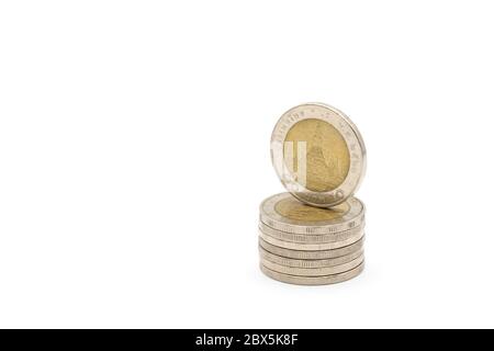 10 Baht Münzen; die thailändische Silber- und Goldfarbe im Inneren der Münze, mit Tempelschild im Inneren auf weißem Hintergrund. Beschneidungspfad. Stockfoto