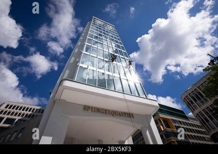 Hamburg, Deutschland. Juni 2020. Industriekletterer sabbern die Glasfassade des neuen "Springer Quartier" herunter und reinigen die Fenster. Das denkmalgeschützte 14-stöckige Hochhaus am Axel-Springer-Platz wurde saniert und um einen neuen Gebäudekomplex erweitert. Zu den zukünftigen Nutzern zählen unter anderem die Axel Springer SE und KPMG. Kredit: Christian Charisius/dpa/Alamy Live News Stockfoto