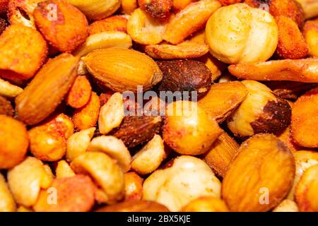 Eine Mischung aus verschiedenen Nüssen. Gesunde Ernährung, Fitness-Diät. Oberflächenstruktur. Nahaufnahme Stockfoto