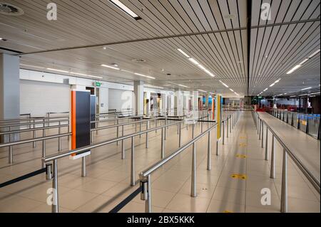 Amsterdam, Niederlande. 03 Juni 2020. Leeren Sie die Sicherheitskontrolle am internationalen Flughafen Schiphol Amsterdam während der Reisebeschränkungen von Covid-19 Stockfoto