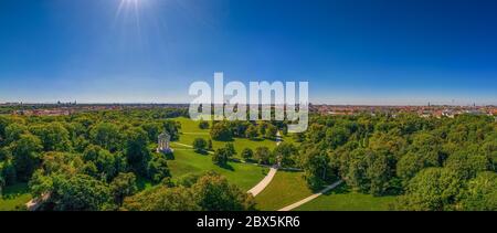 Schöne Aussicht von einer Drohne über München mit seinem grünen Englischen Garten, einem Park mit vielen Bäumen und der isar Stockfoto