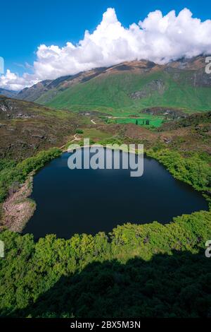 Die dunkle Oberfläche des Diamond Lake in Wanaka, Neuseeland Stockfoto