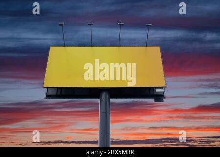 Leeres Billboard mit Kopierbereich, umgeben von farbenfrohem Himmel bei Sonnenuntergang. Große leere Vorlage, Werbefläche Stockfoto