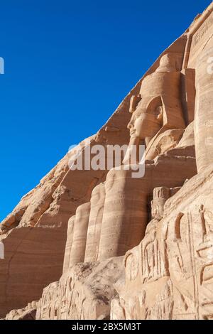 Sitzfigur, Statue. Тhe Eingang von Abu Simbel Tempel von Ramses II bei Sonnenaufgang, Ägypten Stockfoto