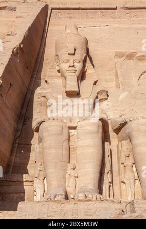 Sitzfigur, Statue. Тhe Eingang von Abu Simbel Tempel von Ramses II bei Sonnenaufgang, Ägypten Stockfoto