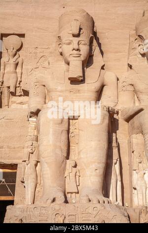 Sitzfigur, Statue. Тhe Eingang von Abu Simbel Tempel von Ramses II bei Sonnenaufgang, Ägypten Stockfoto