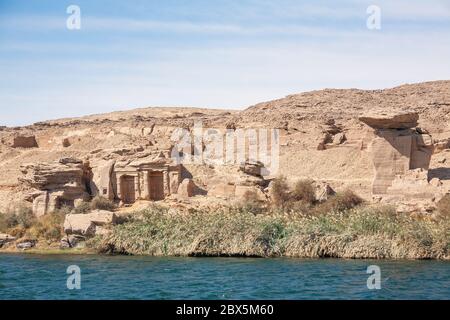 Ein kleiner Tempel in die Felsen geschnitzt, zwischen Edfu und Assuan auf dem Nil, Ägypten, Afrika Stockfoto