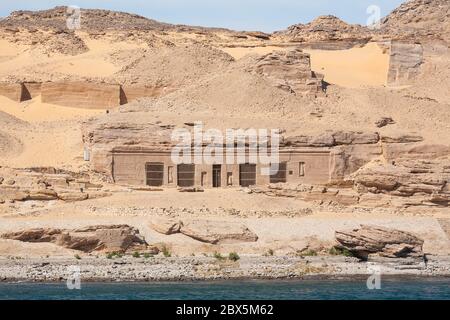 Ein kleiner Tempel in die Felsen auf dem Nil, Ägypten, Afrika geschnitzt Stockfoto