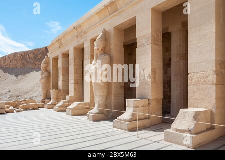 Skulpturen und Kolonnaden am Tempel der Hatschepsut auch bekannt als Djeser-djeseru, Oberägypten Stockfoto