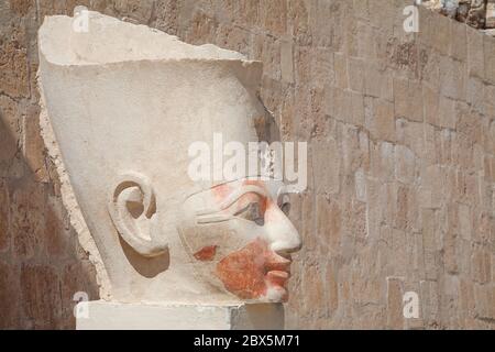 Skulptur am Tempel der Hatschepsut auch bekannt als Djeser-djeseru, Oberägypten Stockfoto