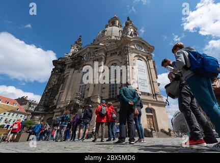 Dresden, Deutschland. Juni 2020. Touristen stehen auf dem Neumarkt vor der Frauenkirche in einer Schlange. Nach Hygienevorschriften können Kirchen im Freistaat wieder geöffnet werden. Quelle: Robert Michael/dpa-Zentralbild/dpa/Alamy Live News Stockfoto