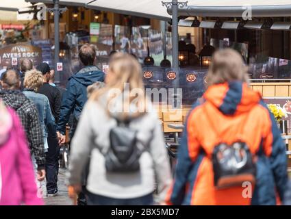 Dresden, Deutschland. Juni 2020. Passanten gehen durch die Münzgasse in der Altstadt entlang Freiluftsitzen vor durch Plexiglasscheiben getrennten Restaurants. Unter strengen Hygienevorschriften dürfen Restaurants im Freistaat seit dem 15. Mai wieder eröffnet werden. Quelle: Robert Michael/dpa-Zentralbild/dpa/Alamy Live News Stockfoto