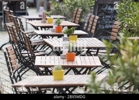 Dresden, Deutschland. Juni 2020. Leere Tische stehen auf dem Neumarkt vor einem Restaurant. Unter strengen hygienischen Bedingungen dürfen Restaurants im Freistaat seit dem 15. Mai wieder eröffnet werden. Quelle: Robert Michael/dpa-Zentralbild/dpa/Alamy Live News Stockfoto