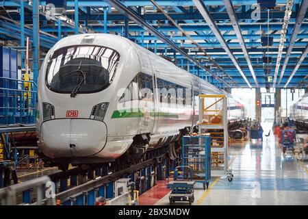 Dortmund, Deutschland. Juni 2020. Das Logo der Eisenbahn ist auf der Vorderseite eines ICE im DB-Fernverkehrswerk zu sehen. Mit zusätzlichem Reinigungspersonal und geänderten Reinigungsplänen will die Deutsche Bahn in Zeiten von Corona Hygiene sicherstellen. Quelle: Bernd Thissen/dpa/Alamy Live News Stockfoto