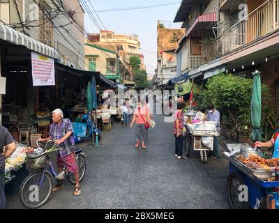Bangkok, Thailand - 28 Mar 2020, Thai-Einheimische, die durch die Mini-Marktstraße in 'Soi ManSri' in Bangkok, Thailand laufen. Stockfoto