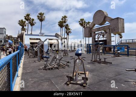 Muscle Beach ist ein Wahrzeichen, Outdoor Gym aus den 1930er Jahren, wo Berühmtheiten und berühmte Bodybuilder trainiert. Stockfoto