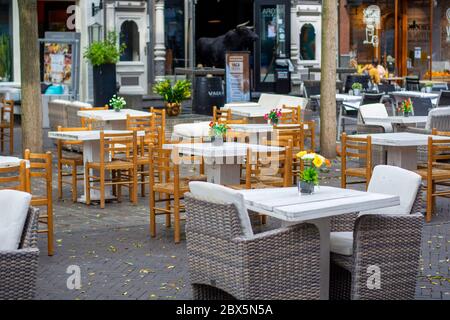 Restaurant Terrasse mit genügend Platz zwischen den Tischen nach den Regeln der Hygiene und soziale Distanz während der Coronavirus-Pandemie Stockfoto