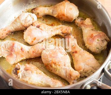 Gebratenes Hähnchenschlagstock in einer Pfanne. Appetitliches Huhn mit einer Kruste. Stockfoto