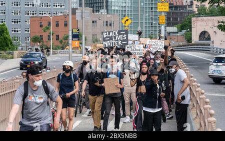 New York, Usa. Juni 2020. Mehr als 10,000 Menschen marschieren von Brooklyn nach Manhattan und fordern Gerechtigkeit für George Floyd, indem sie Black Lives Matter und No Justice No Peace chanten (Foto: Lev Radin/Pacific Press) Quelle: Pacific Press Agency/Alamy Live News Stockfoto