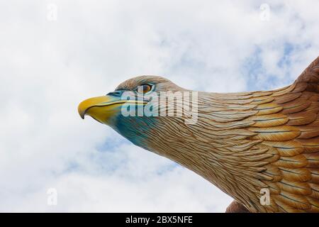 Kopf der großen Adler Statue auf dem Himmel Hintergrund Stockfoto