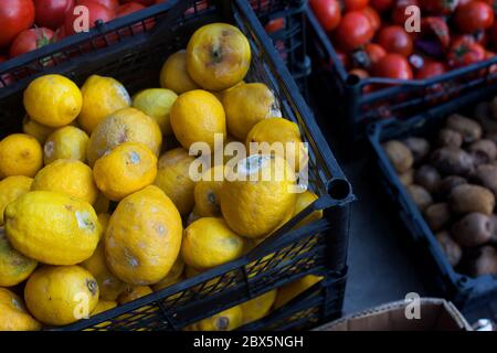 Verrottete Früchte und Gemüse auf dem Markt Stockfoto