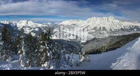 Blick auf die schneebedeckten Leoganger Berge mit dem Birnhorn (rechts, 2,643 m) und den Lofer Bergen in den Australischen alpen gegen blauen Himmel Stockfoto