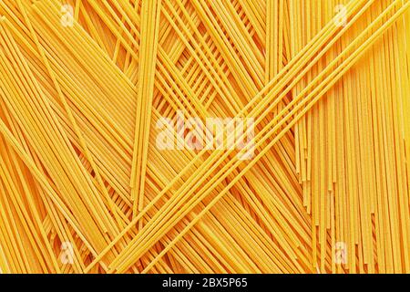 Rohe Spaghetti Nudeln, flach gelegt Stockfoto