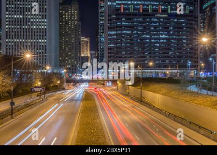 Chicago, USA - 16. Dezember 2017: Columbus Drive bei Nacht voller Autolichtstreifen, aufgenommen mit Langzeitbelichtung und Bewegungsunschärfe-Effekt (für redaktionelle Verwendung onl Stockfoto